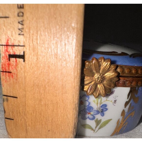 Limoges France Ceramic Trinket Box With Floral Design & Gold Accents - Picture 7 of 10